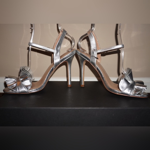 NWT Express Silver Ruffle Peep Toe Strappy High Heel Sandals. Size 8 - Picture 5 of 12